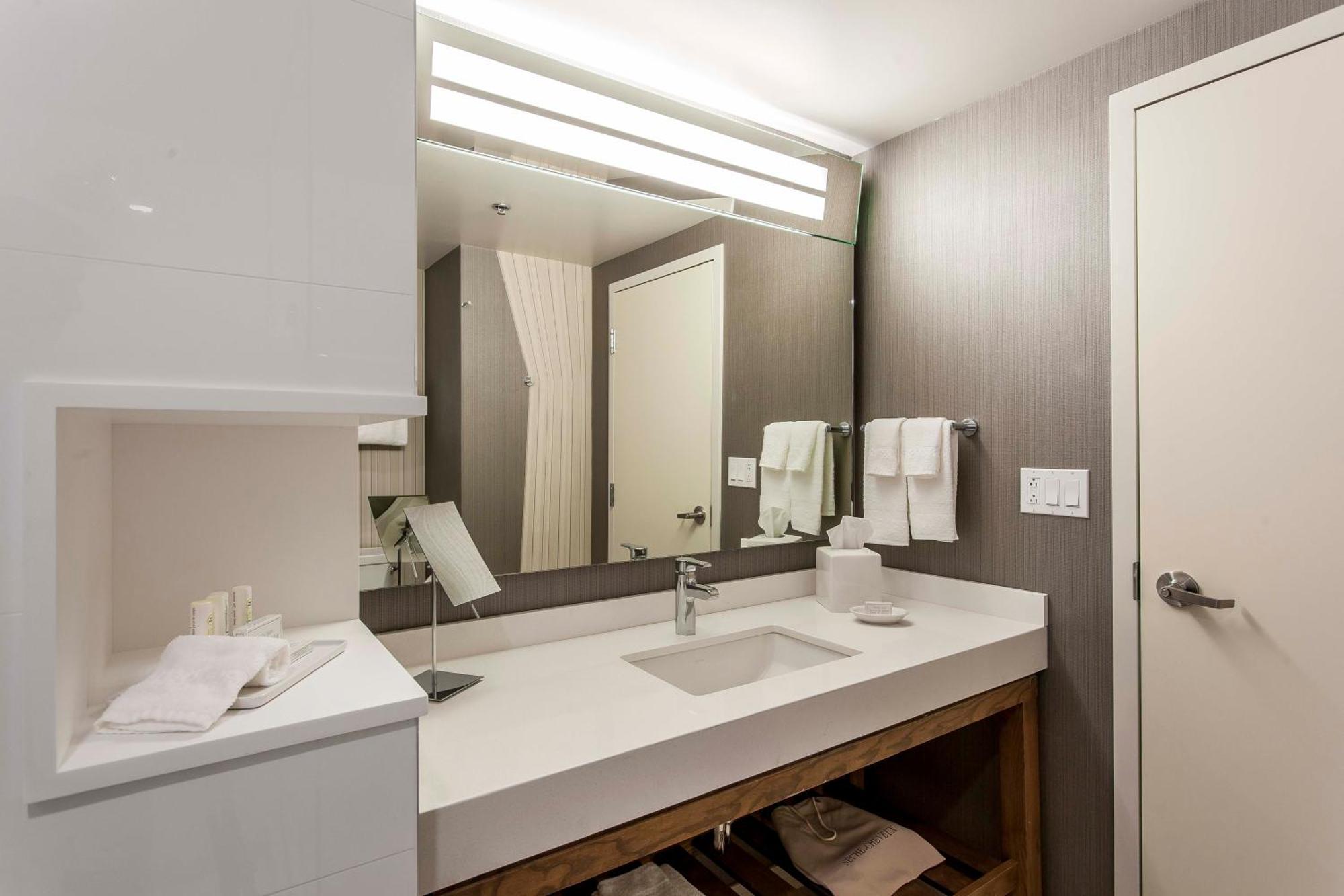 คอร์ตยาร์ด บาย แมริออท เวสต์ ไอส์แลนด์/แบดูร์ฟ Hotel Baie D'Urfe ภายนอก รูปภาพ