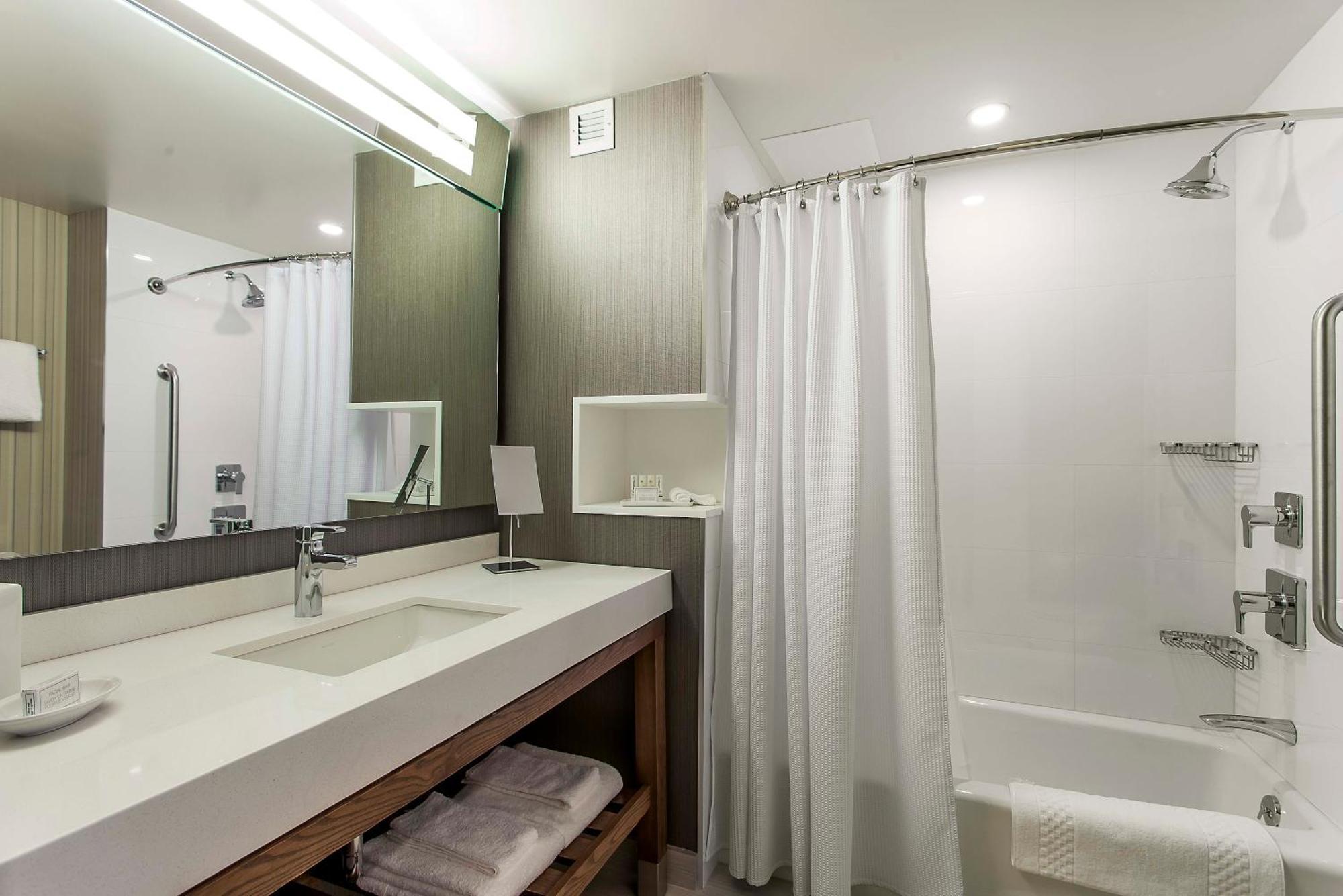 คอร์ตยาร์ด บาย แมริออท เวสต์ ไอส์แลนด์/แบดูร์ฟ Hotel Baie D'Urfe ภายนอก รูปภาพ