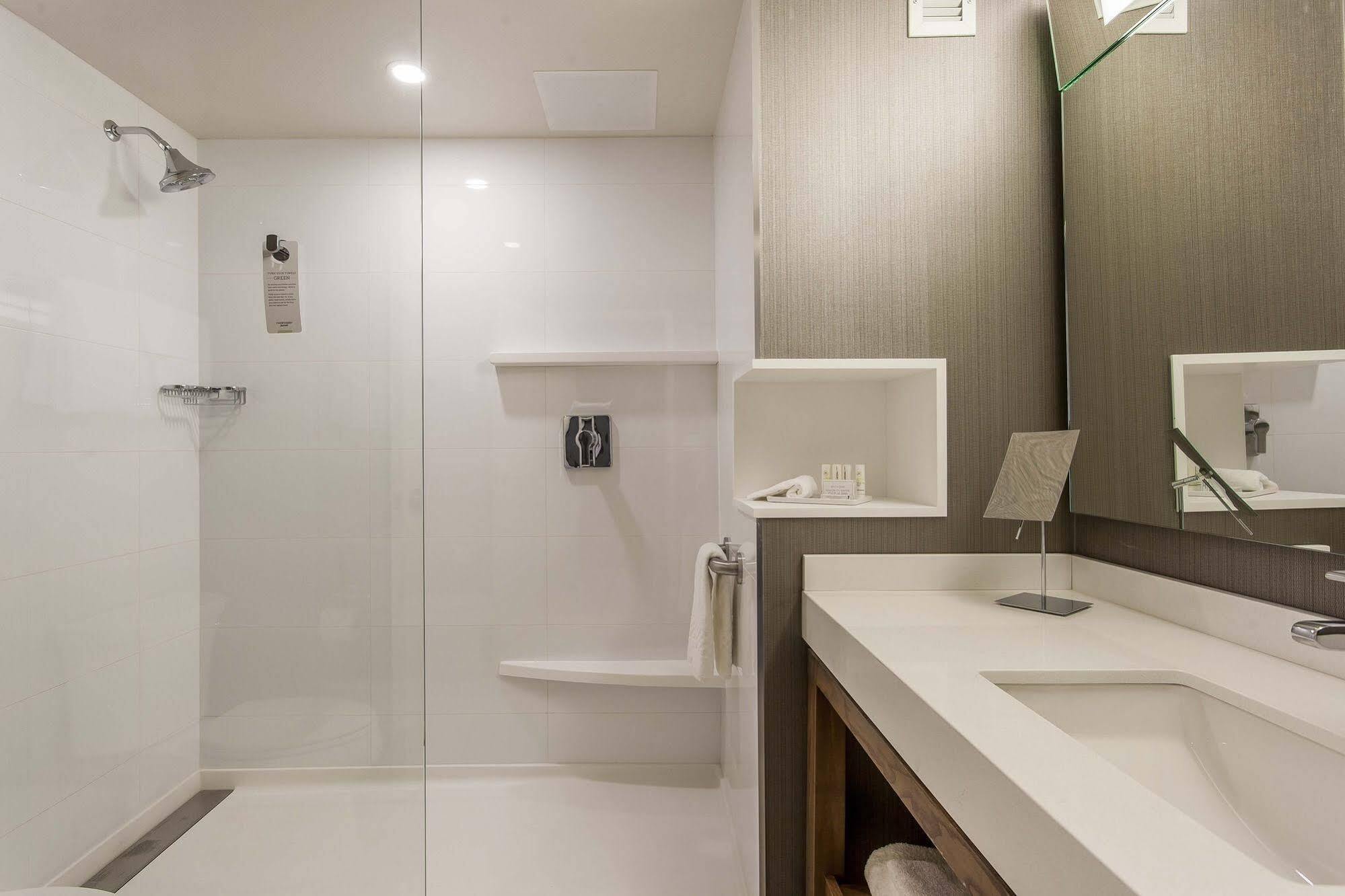 คอร์ตยาร์ด บาย แมริออท เวสต์ ไอส์แลนด์/แบดูร์ฟ Hotel Baie D'Urfe ภายนอก รูปภาพ